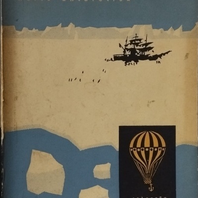 Capa de livro azul e bege com navio, icebergues e texto