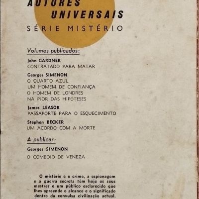 Parte de trás de livro com texto da coleção Autores Universais Série Mistério e lista de volumes publicados e a publicar
