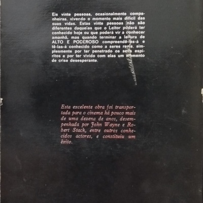 Capa traseira preta de livro com texto em português e logótipo editorial.