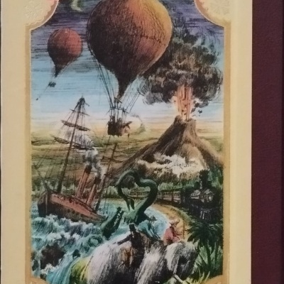 Capa de livro ilustrada com balões, navio, vulcão, monstro e elefanta