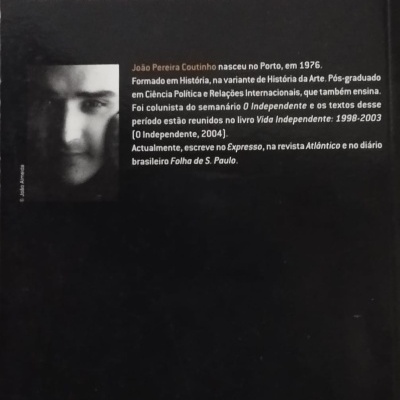 Capa traseira preta de livro com texto em português e fotografia a preto e branco
