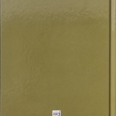 Capa traseira de livro verde-oliva com código de barras e texto Abril/Controljornal