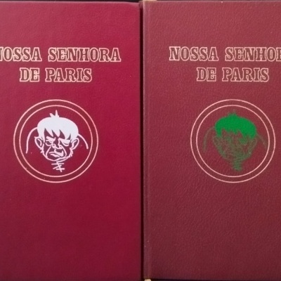 Dois livros vermelhos com título NOSSA SENHORA DE PARIS e desenho de rosto no centro.