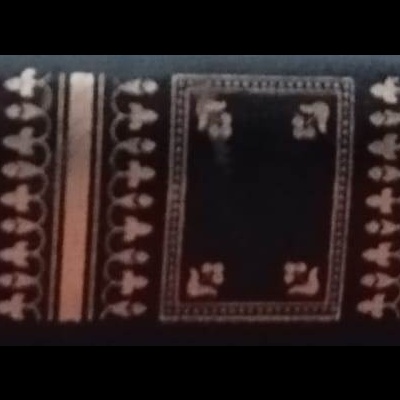 Spinha de livro encadernado a couro castanho com detalhes dourados e texto