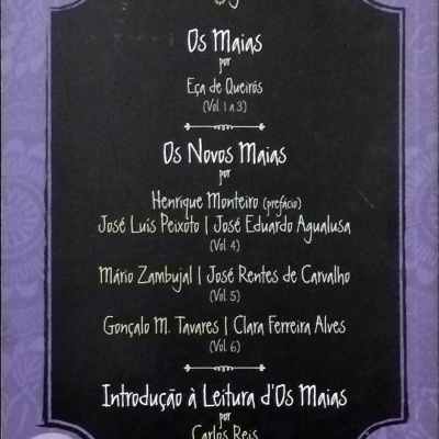 Capa de livro com fundo roxo e texto branco em painel preto central