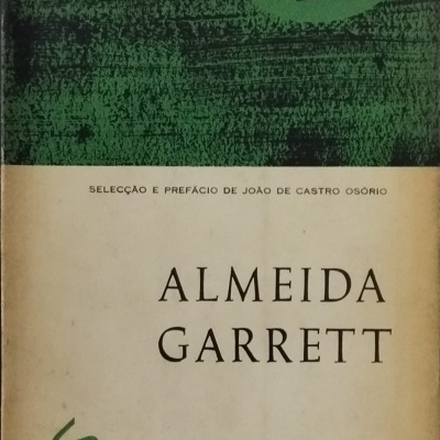 Capa de livro verde e bege com o título Almeida Garrett.