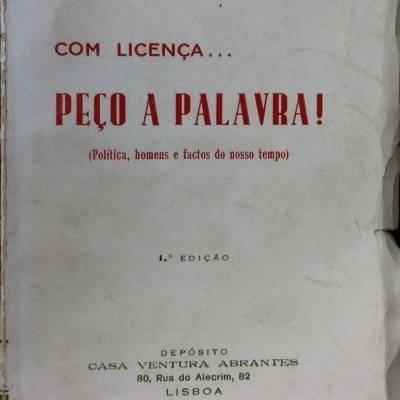 Capa de livro antigo com texto em vermelho e verde sobre fundo branco
