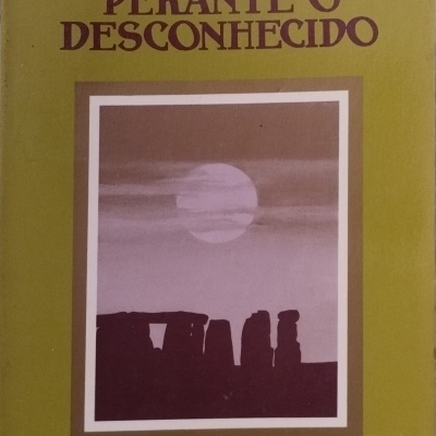 Capa de livro 'A CIÊNCIA PERANTE O DESCONHECIDO' com imagem de Stonehenge e texto informativo.