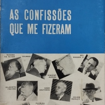 Capa de livro azul e branca com título e fotos a preto e branco de várias pessoas