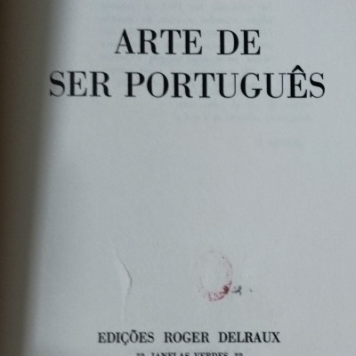 Página de livro com título e informações de edição em português.