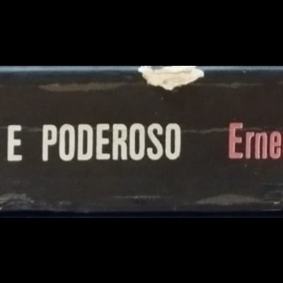 Lombada de livro preto com texto ALTO E PODEROSO Ernest K. Gann e logotipo da editora