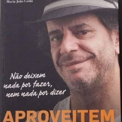 Capa do livro APROVEITEM A VIDA de António Feio com fotografia de homem de chapéu cinzento