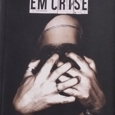 Capa do livro NEGOCIAÇÃO EM CRISE com imagem de mãos sobre cabeça e texto em preto e branco