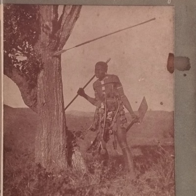 Capa de livro com foto de homem com trajes tradicionais e armas em campo aberto