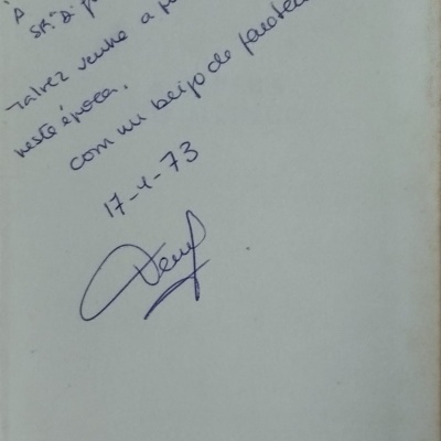 Texto manuscrito e assinatura em folha de papel envelhecida