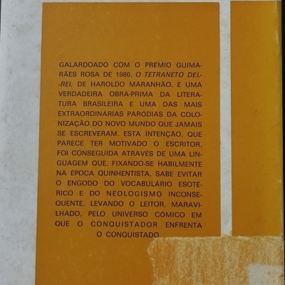 Capa traseira de livro com texto em fundo laranja e mancha de fita adesiva