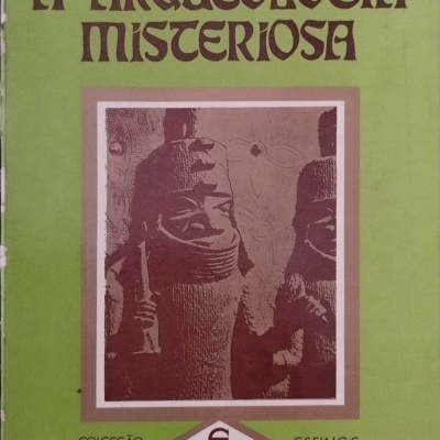 Capa de livro verde com título A ARQUEOLOGIA MISTERIOSA e imagens de estátuas antigas