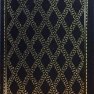 Capa azul escura de livro com padrão de losangos dourados