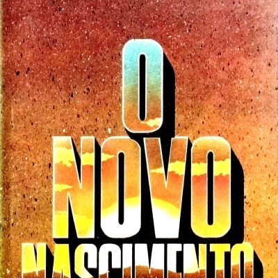 Capa de livro castanha com texto tridimensional colorido que simula pôr do sol