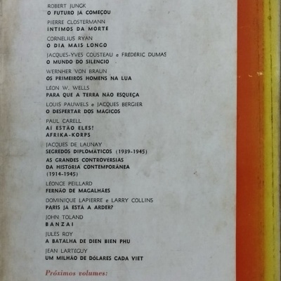 Contracapa de livro com lista de títulos da coleção DOCUMENTOS DE TODOS OS TEMPOS e faixa laranja e amarela à direita