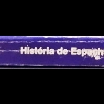 Lombada de livro azul com texto branco desgastado