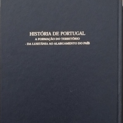 Livro capa dura azul escura com texto em relevo dourado