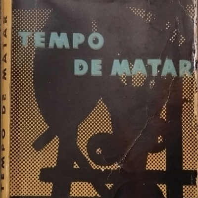 Capa de livro 'Tempo de Matar' de Ennio Flaiani com design preto e amarelo pontilhado.