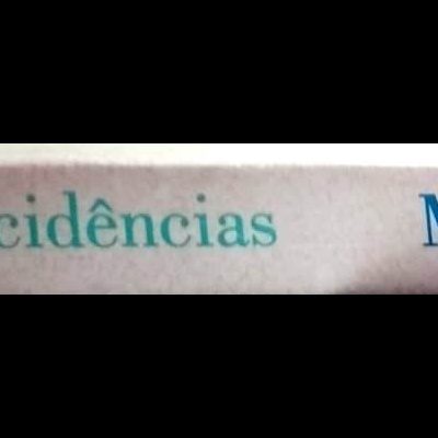 Lombada de livro cor de rosa com texto impresso em várias cores