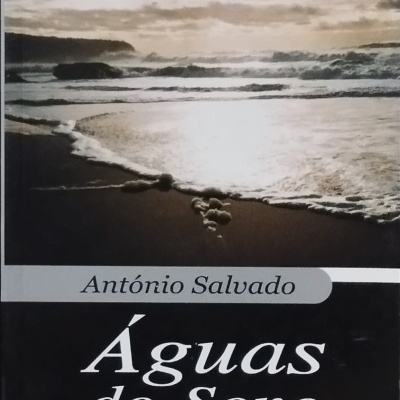 Capa de livro com praia e título Águas do Sono de António Salvado