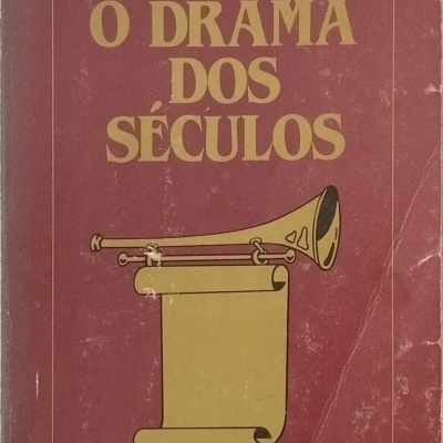 Capa de livro com título Apocalipse: O Drama dos Séculos e ilustração de trombeta com pergaminho.