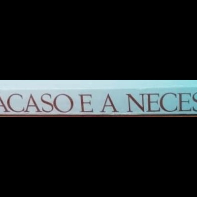 Lombada de livro azul e branca com título O ACASO E A NECESSIDADE e nome do autor Jacques Monod