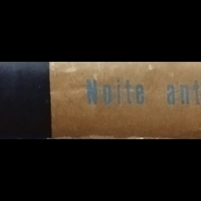 Espinha do livro com texto e cores azul, castanho e azul claro