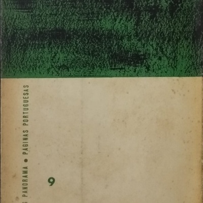 Capa de livro verde e bege com texto na lombada