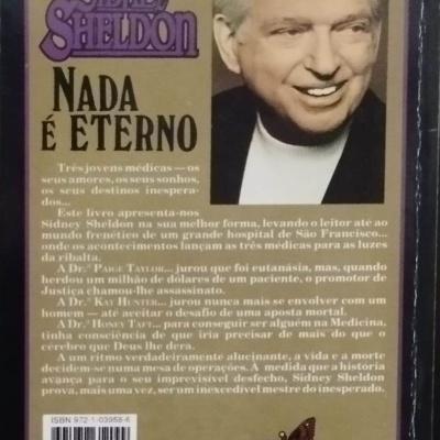 Capa de livro em castanho com título e texto em português, fotografia de homem idoso sorrindo.