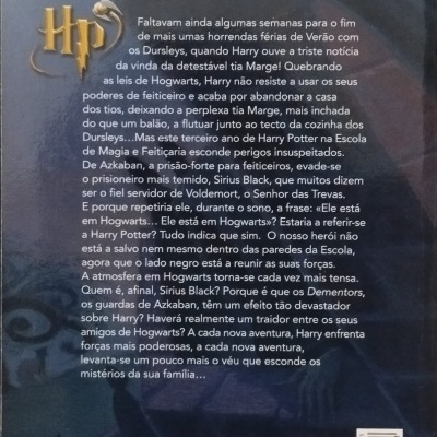 Capa traseira de livro com texto resumo em português e selo Editorial Presença