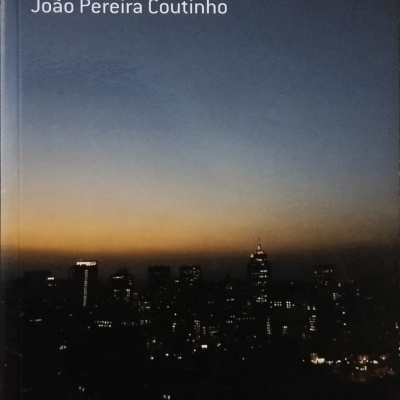 Capa do livro Avenida Paulista com fotografia de cidade ao anoitecer e texto do título e autor
