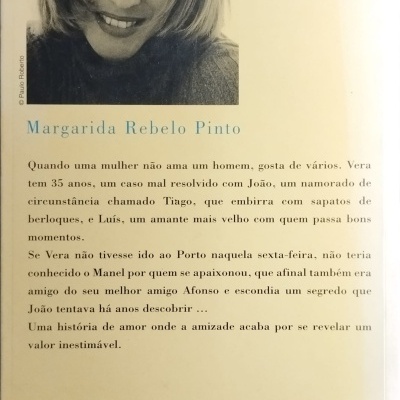 Capa traseira de livro com descrição da história e foto a preto e branco de uma mulher