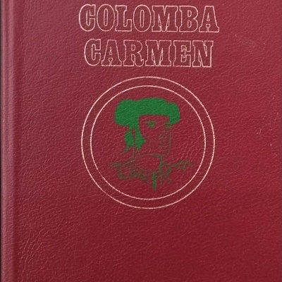 Livro com capa vermelha e texto COLOMBA CARMEN em relevo