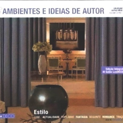 Capa de revista num ambiente interior com cortinas cinzentas, vaso branco e poltronas verdes