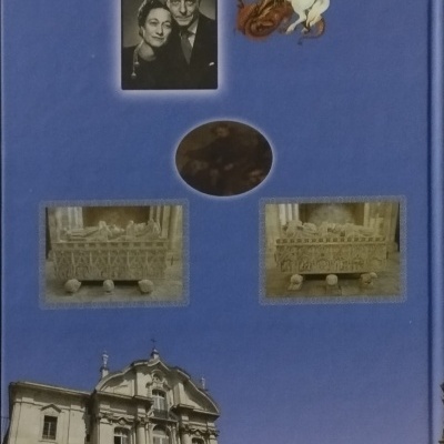 Contracapa azul de livro com várias imagens de retrato, ilustração, túmulo e edifício histórico