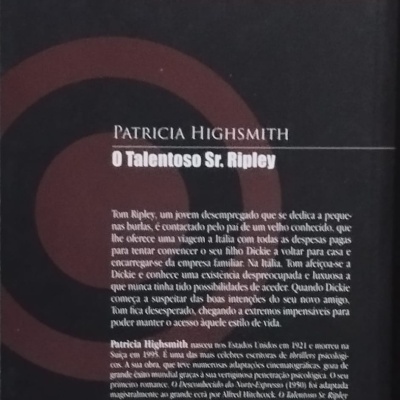 Capa de livro O Talentoso Sr. Ripley de Patricia Highsmith com texto descritivo e fotografia em preto e branco