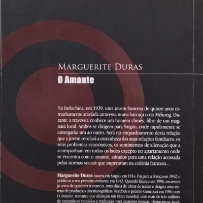Capa traseira de livro com título O Amante de Marguerite Duras, sinopse, biografia e foto da autora