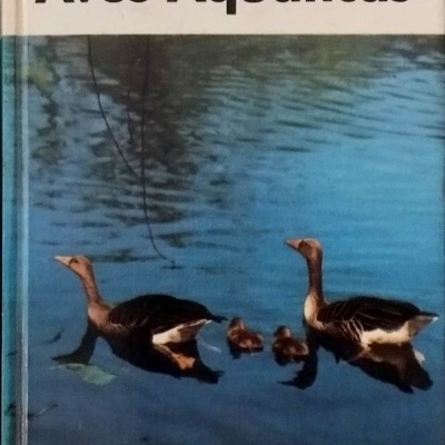Capa de livro Aves Aquáticas com imagem de aves na água