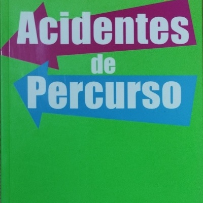 Capa de livro verde com setas coloridas e texto Acidentes de Percurso