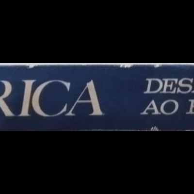 Lombada azul escura de livro com texto branco e desgaste nas bordas