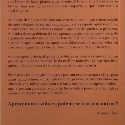Contra-capa de livro laranja com texto em português e selo da editora LeYa