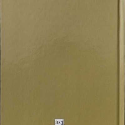 Capa dura de livro castanha com etiqueta branca na parte inferior e código de barras