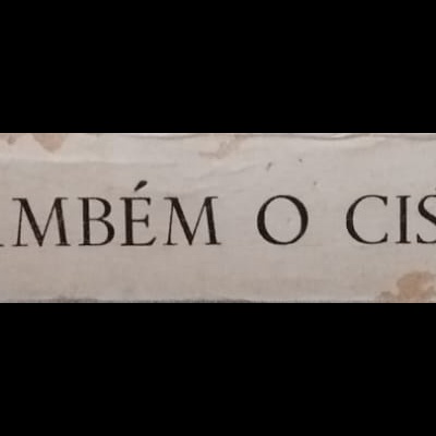 Lombada de livro antigo com título e autor em preto