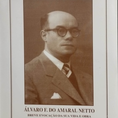 Capa de livro com fotografia em sépia de homem de terno e óculos.