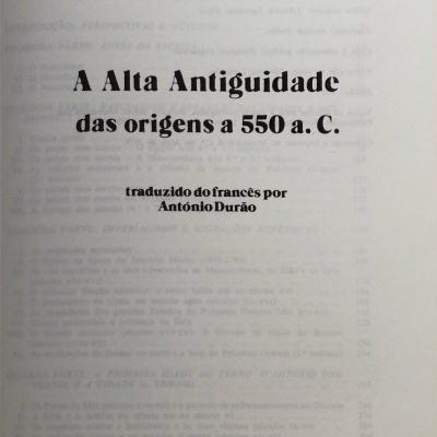 Página de livro com título e informações de publicação em texto preto